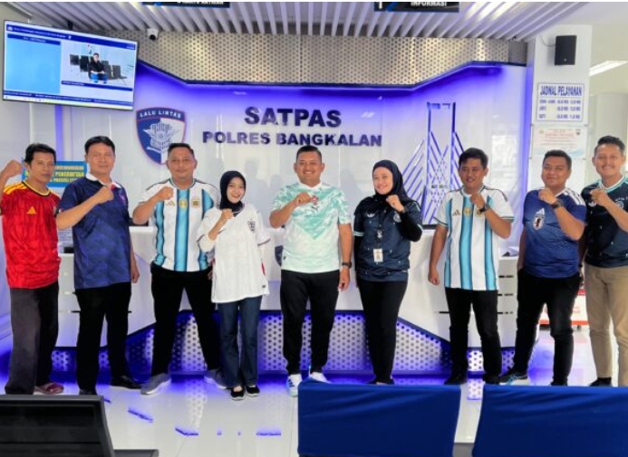 Satpas Polres Bangkalan Semarak Piala Dunia Pakai Jersey, Pelayanan Tetap Standar Tinggi